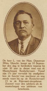 872226 Portret van L. van der Ham (Damstraat 28bis) te Utrecht, die 50 jaar als machinist in dienst is bij de ...